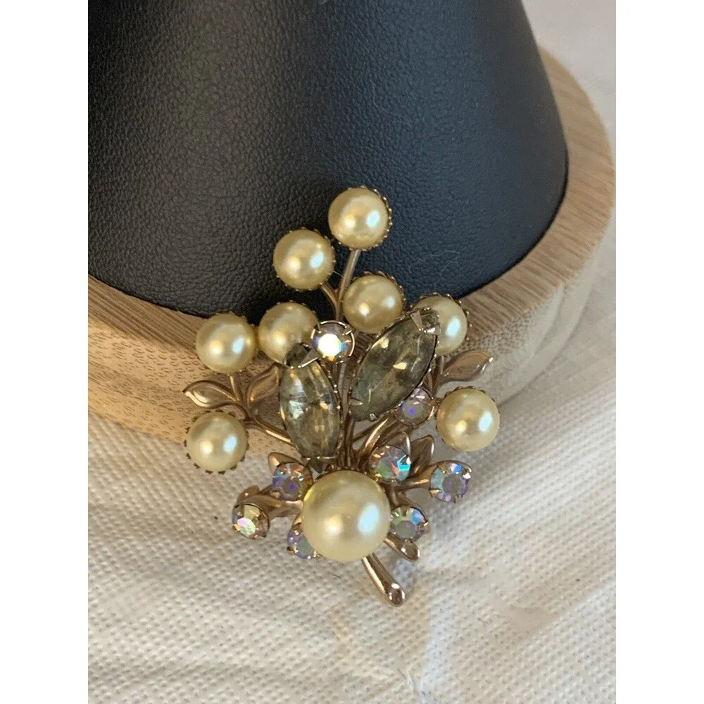 Vintage Brooch Unbranded Pearl Look Gold Toned Flower with Stem Pin irridescent